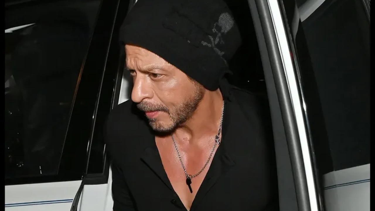 Shah Rukh Khan Instantly Makes Heads Turn With His Enigmatic Look 951728