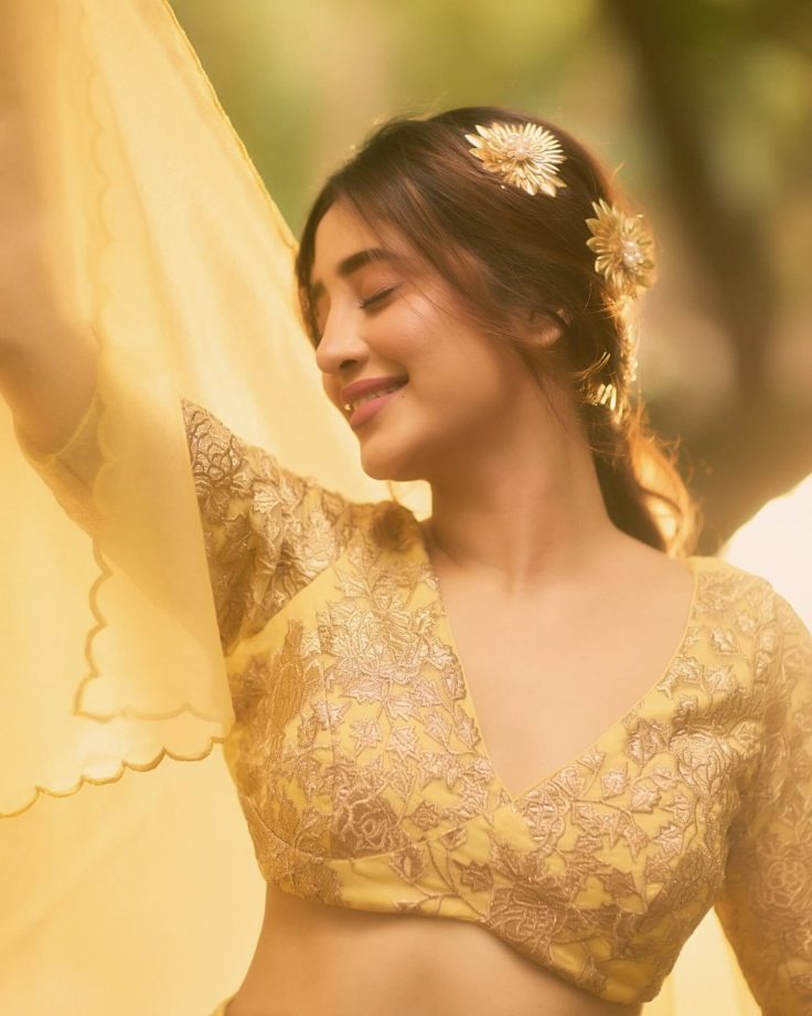 Shivangi Joshi Blossoms in Sunshine Yellow Lehenga Look 952993
