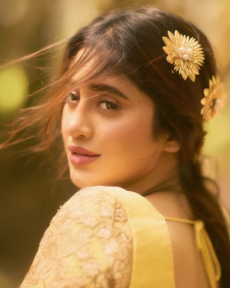 Shivangi Joshi Blossoms in Sunshine Yellow Lehenga Look 952981