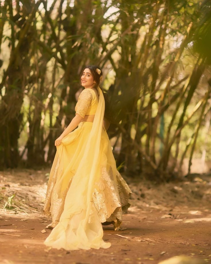 Shivangi Joshi Blossoms in Sunshine Yellow Lehenga Look 952986