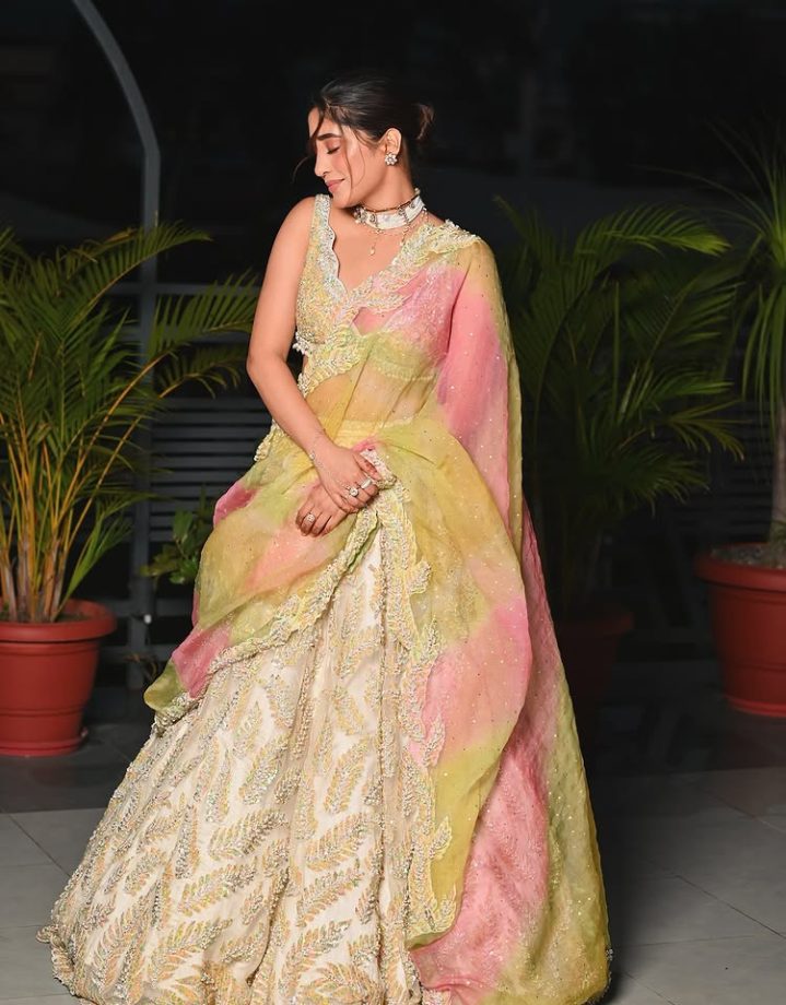 Shivangi Joshi Glows in Gold and Tie-Dye Charm 954127