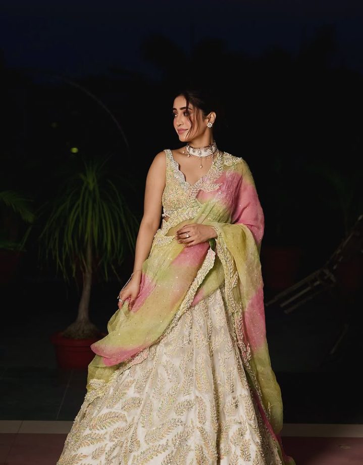 Shivangi Joshi Glows in Gold and Tie-Dye Charm 954123
