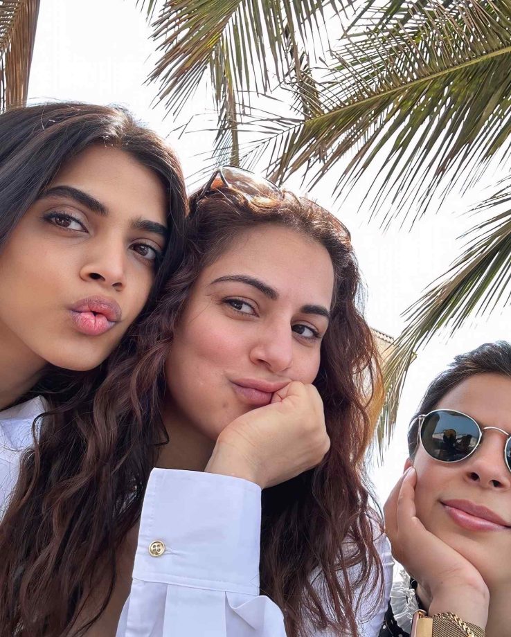 Shraddha Arya Enjoys Day Out With Her Besties, Celebrates 6 Months Of Her Twin Babies 950571