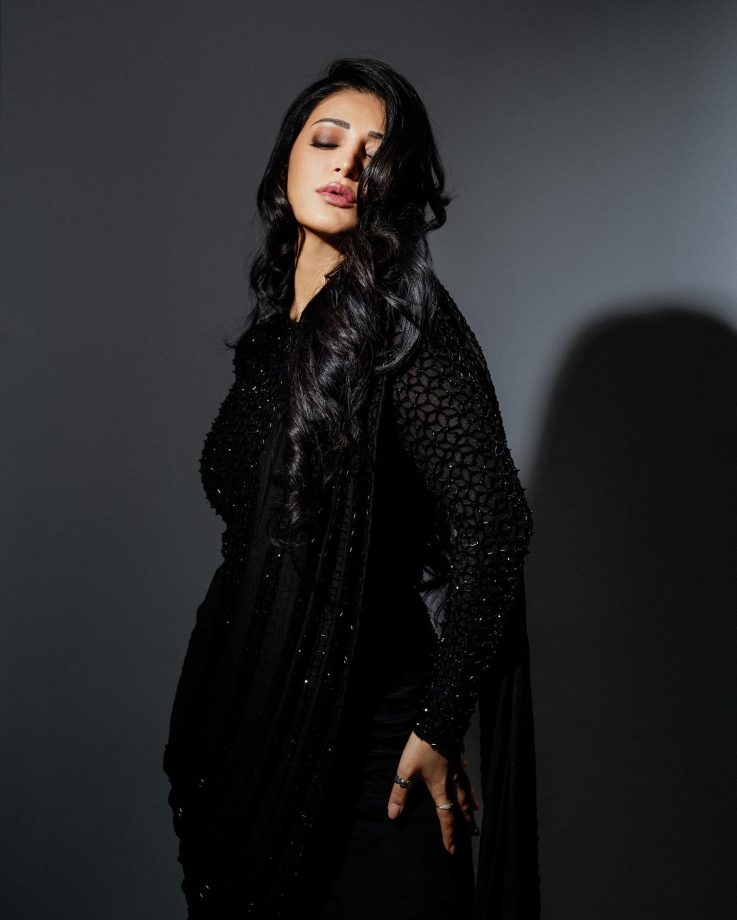 Shruti Haasan's Black Saree Glam: Designer Drama or Banarasi Beauty? 950348