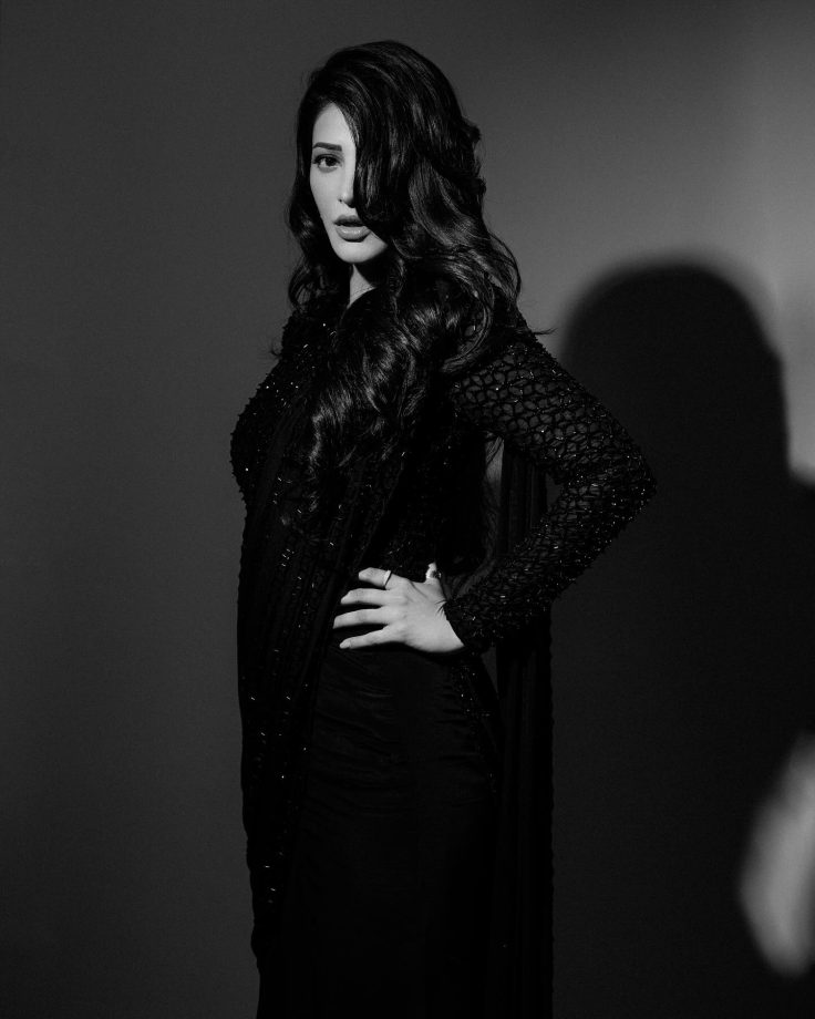 Shruti Haasan's Black Saree Glam: Designer Drama or Banarasi Beauty? 950349