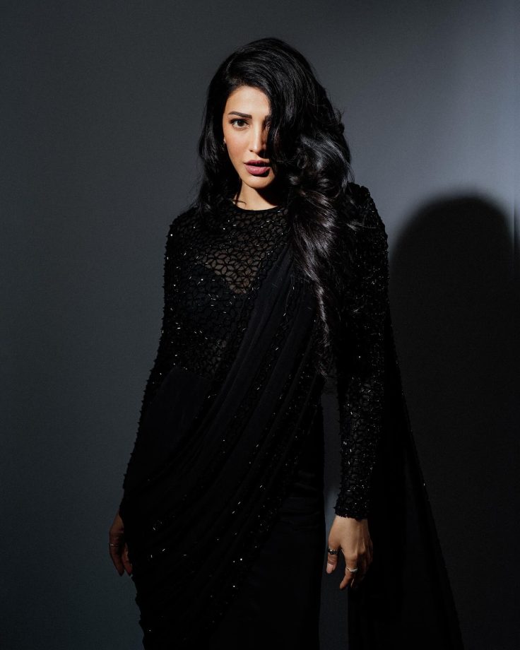 Shruti Haasan's Black Saree Glam: Designer Drama or Banarasi Beauty? 950350