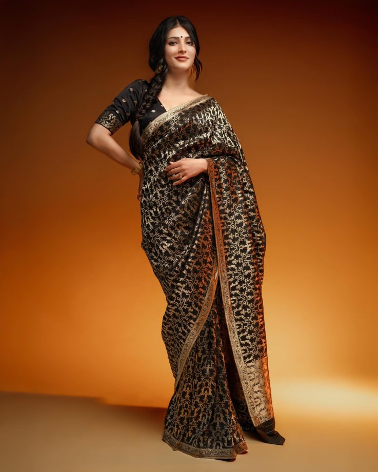 Shruti Haasan's Black Saree Glam: Designer Drama or Banarasi Beauty? 950351