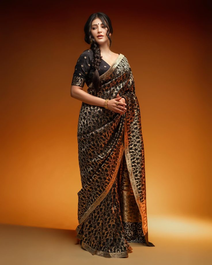 Shruti Haasan's Black Saree Glam: Designer Drama or Banarasi Beauty? 950352