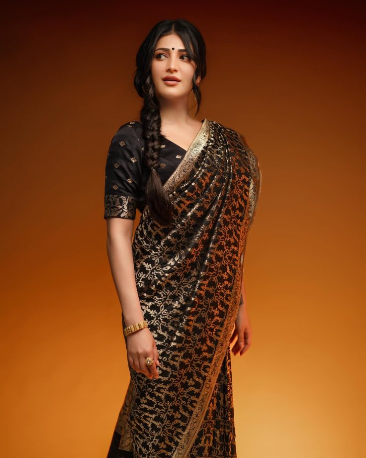 Shruti Haasan's Black Saree Glam: Designer Drama or Banarasi Beauty? 950353