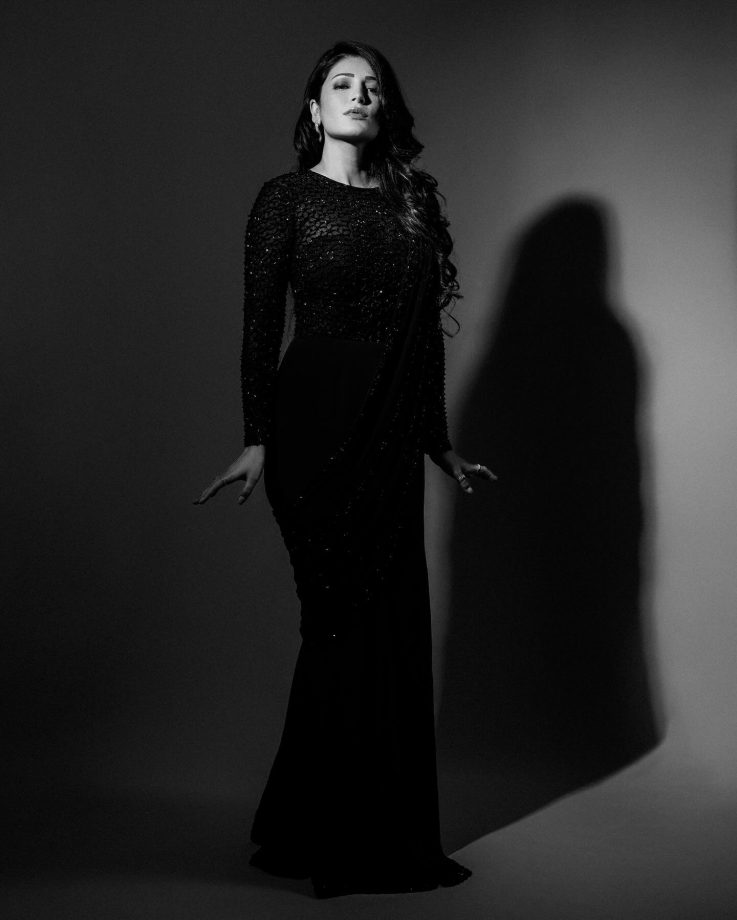Shruti Haasan's Black Saree Glam: Designer Drama or Banarasi Beauty? 950347