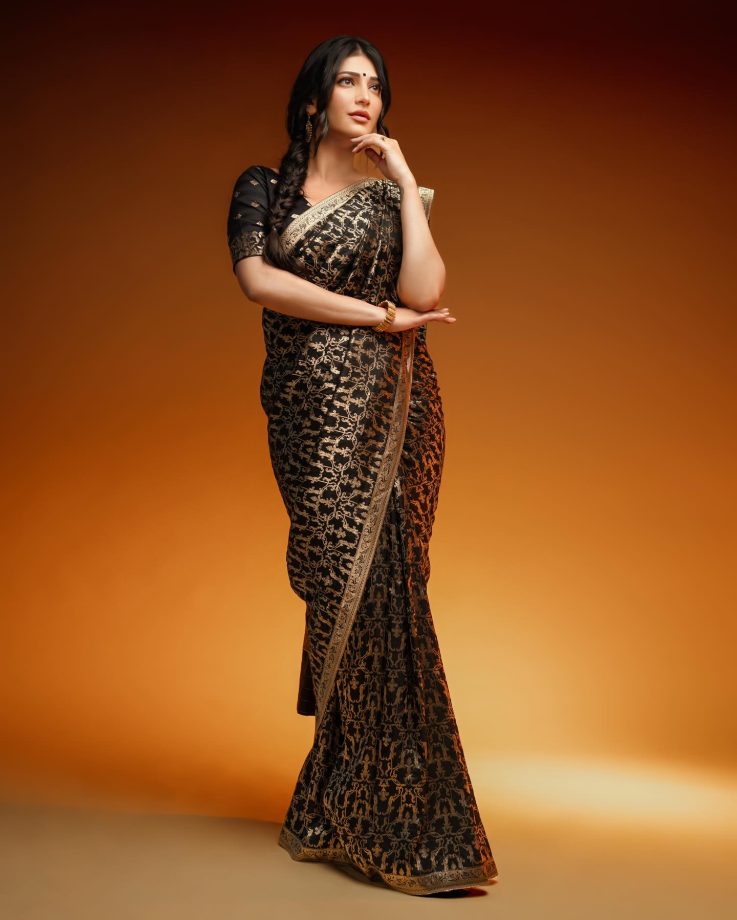 Shruti Haasan's Black Saree Glam: Designer Drama or Banarasi Beauty? 950354