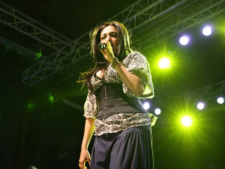 Singing Sensation Monali Thakur brings back the 90s Era with her Energetic performance at her US Tour 950559
