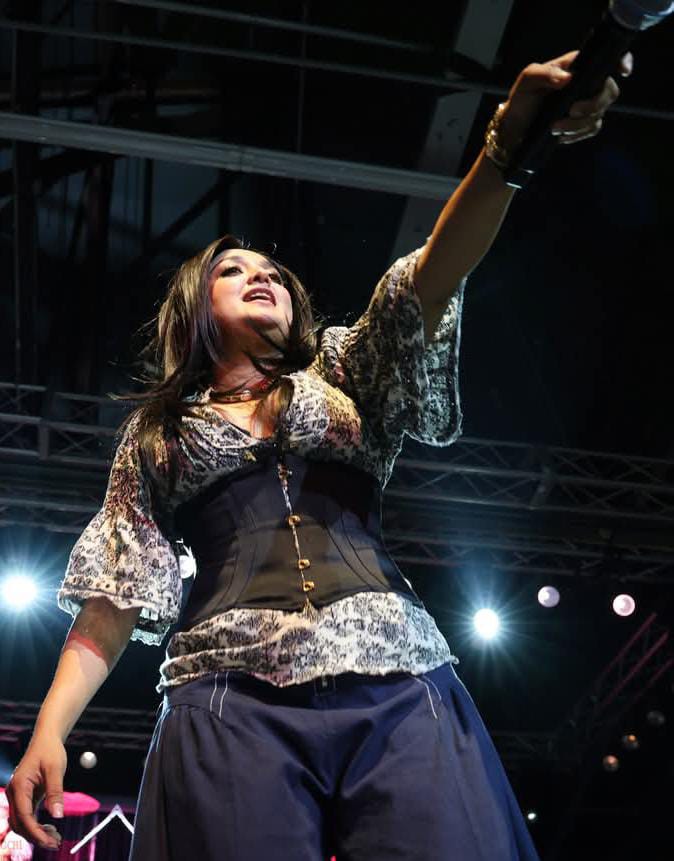 Singing Sensation Monali Thakur brings back the 90s Era with her Energetic performance at her US Tour 950560
