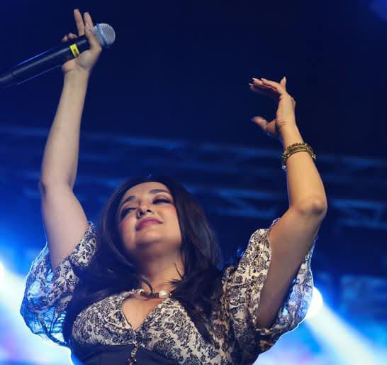 Singing Sensation Monali Thakur brings back the 90s Era with her Energetic performance at her US Tour 950561