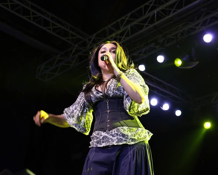 Singing Sensation Monali Thakur brings back the 90s Era with her Energetic performance at her US Tour 950562