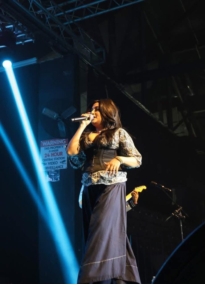 Singing Sensation Monali Thakur brings back the 90s Era with her Energetic performance at her US Tour 950558