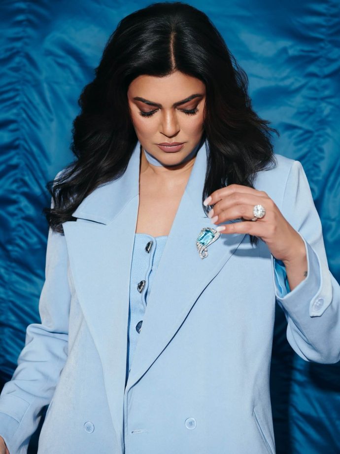 Sushmita Sen Makes Power Dressing Shine 952884