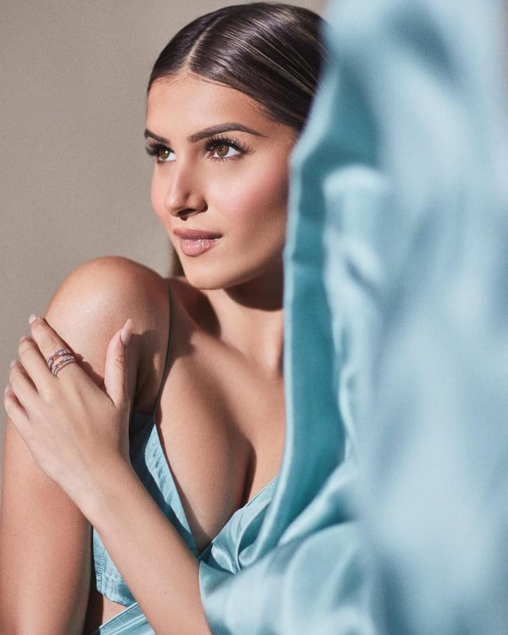 Tara Sutaria Stuns in Sleek Blue Saree 950760