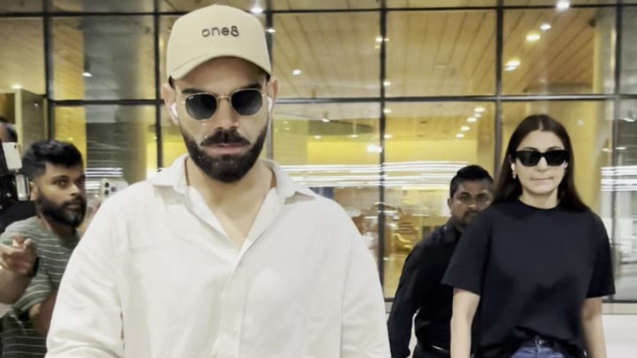 Virat Kohli and Anushka Sharma look upset at the airport after victory parade in Bengaluru 950846