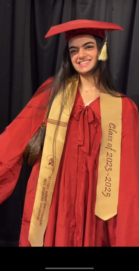 Yeh Hai Mohabbatein Fame Ruhaanika Dhawan Graduates With Pride - See Here! 952769
