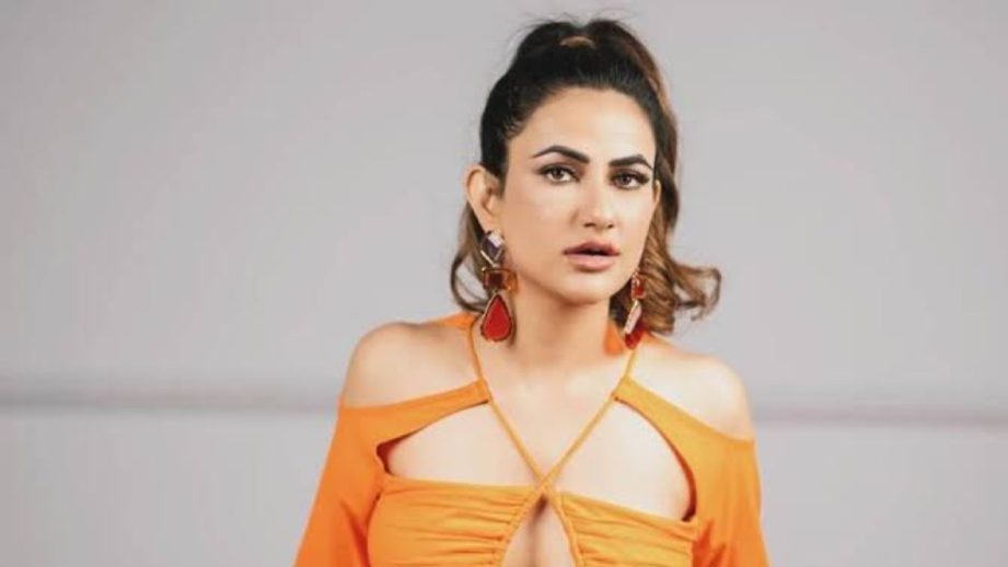 Actress Ruchi Gujjar Files FIR, Hits Producer with Chappal Over 24 Lakh Fraud Linked to TV Serial Deal 959162