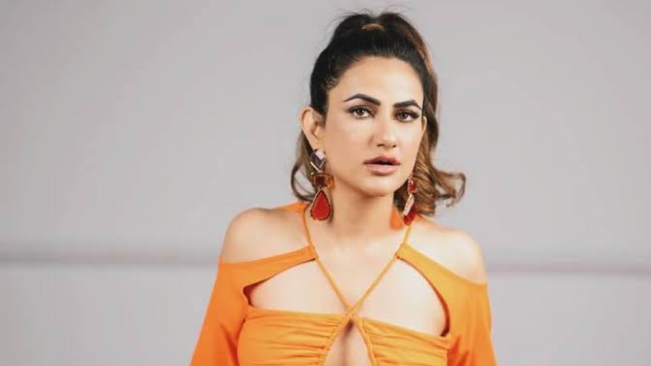 Actress Ruchi Gujjar Files FIR, Hits Producer with Chappal Over 24 Lakh Fraud Linked to TV Serial Deal 959162