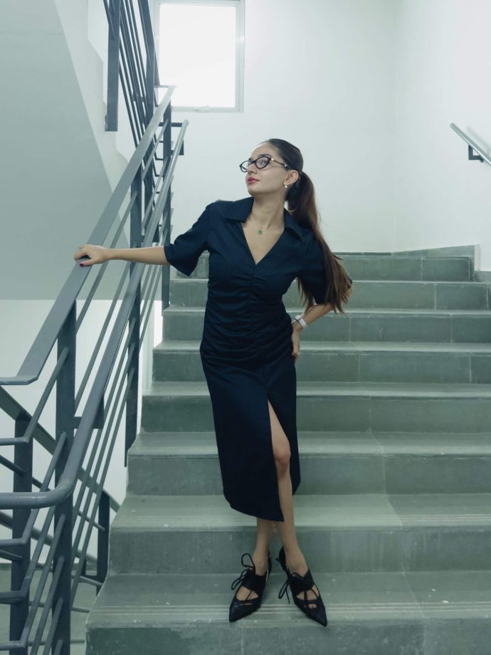 Anushka Sen Exudes Power In Thigh-high Slit Dress, Bold Lips Look Killer: See Pics 956743