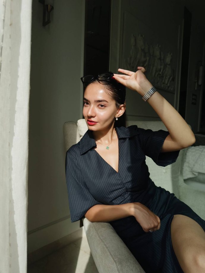 Anushka Sen Exudes Power In Thigh-high Slit Dress, Bold Lips Look Killer: See Pics 956745