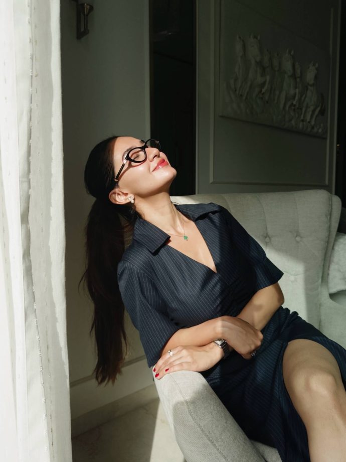 Anushka Sen Exudes Power In Thigh-high Slit Dress, Bold Lips Look Killer: See Pics 956735