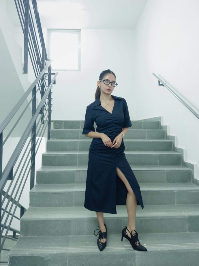 Anushka Sen Exudes Power In Thigh-high Slit Dress, Bold Lips Look Killer: See Pics 956736