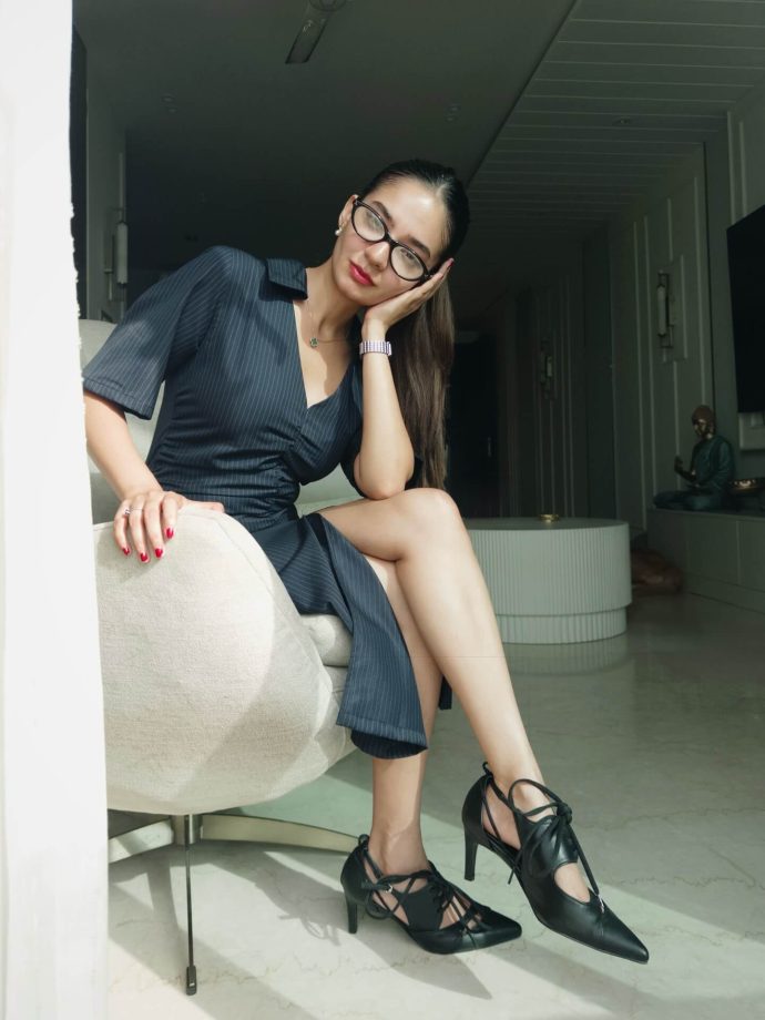 Anushka Sen Exudes Power In Thigh-high Slit Dress, Bold Lips Look Killer: See Pics 956737