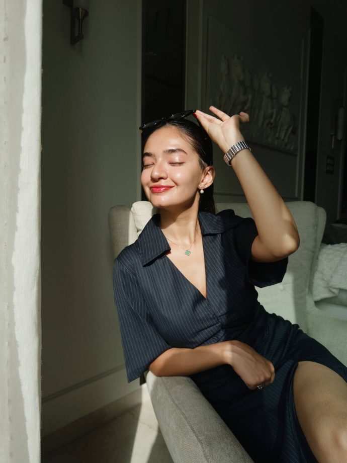 Anushka Sen Exudes Power In Thigh-high Slit Dress, Bold Lips Look Killer: See Pics 956738