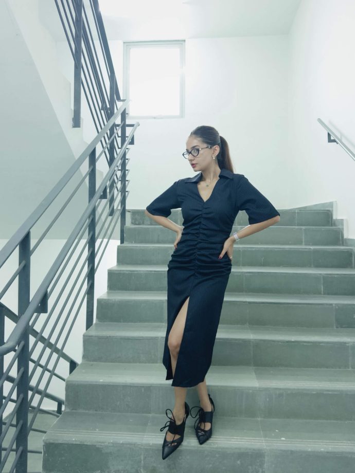 Anushka Sen Exudes Power In Thigh-high Slit Dress, Bold Lips Look Killer: See Pics 956739