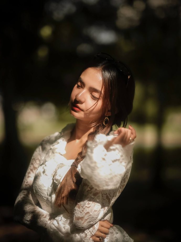 Anushka Sen Exudes Vintage Romance In White Netted Top & Braided Hairdo - See Pics 955427