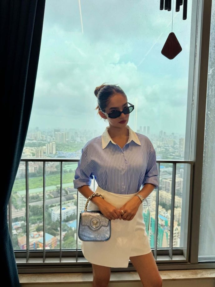 Anushka Sen Redefines Workwear With Chic Stripes And A Stylish Mini Skirt 956500