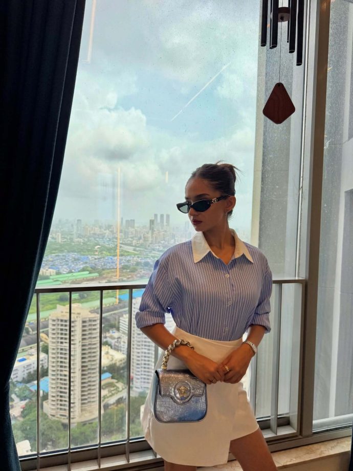 Anushka Sen Redefines Workwear With Chic Stripes And A Stylish Mini Skirt 956504