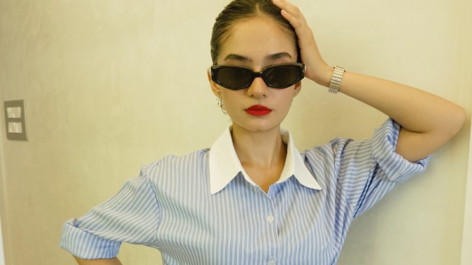 Anushka Sen Redefines Workwear With Chic Stripes And A Stylish Mini Skirt 956497