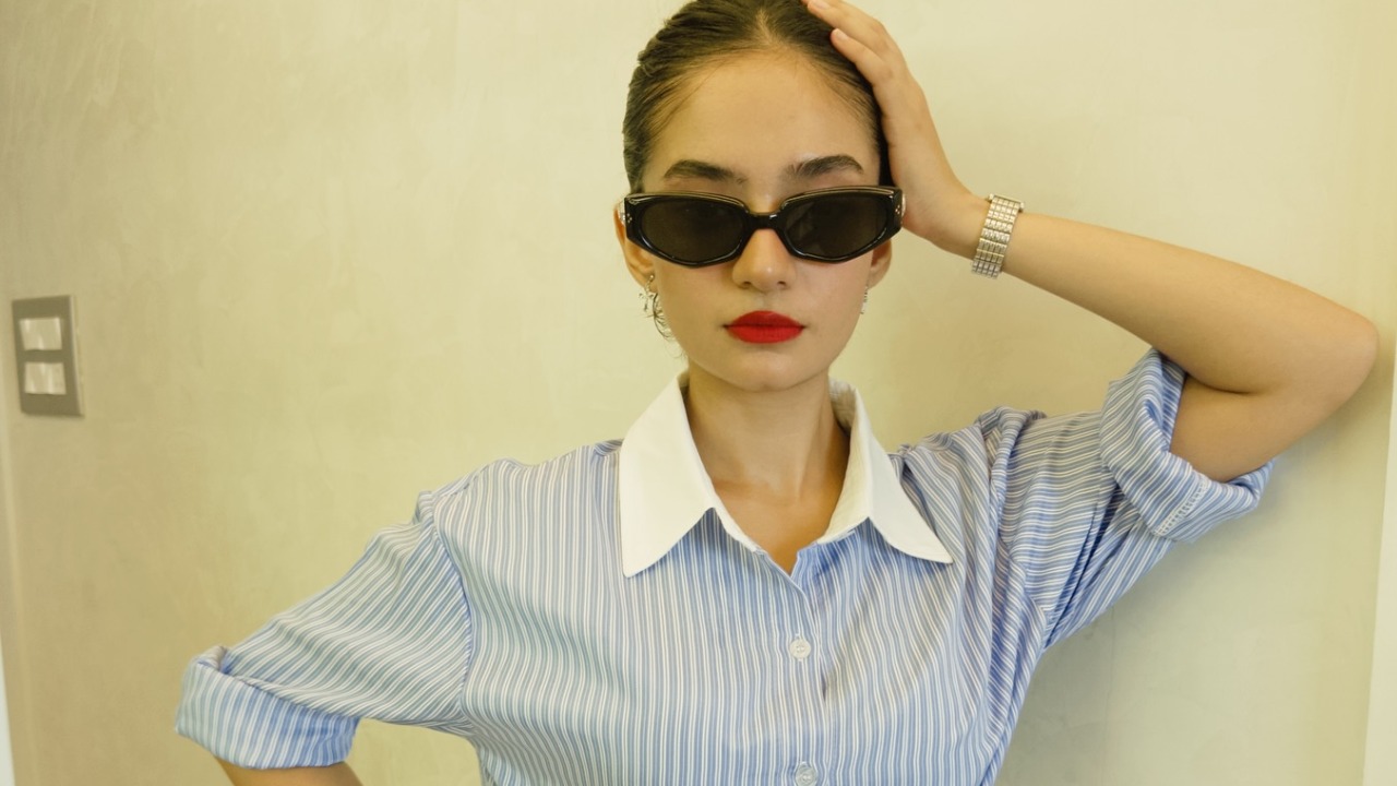 Anushka Sen Redefines Workwear With Chic Stripes And A Stylish Mini Skirt 956497
