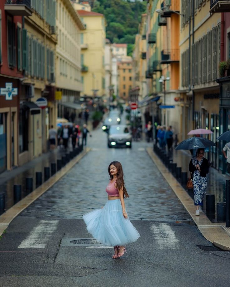 Anushka Sen’s Street Chic: Crop Top, Tulle Skirt & Tie‑Up Sandals Glam 956334
