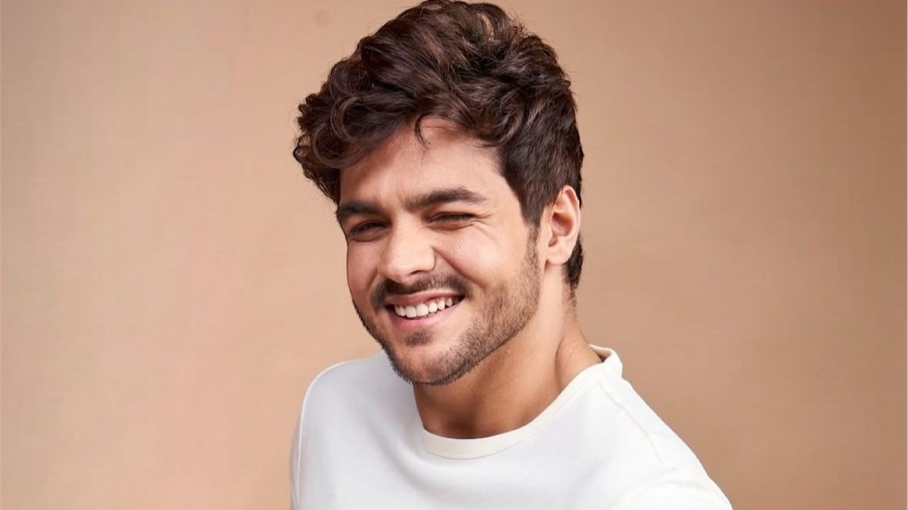 Ashish Chanchlani’s Simple Gesture Wins Hearts At The Airport, Podcaster Siddharth Guru Says, That’s Why He’s Popular!