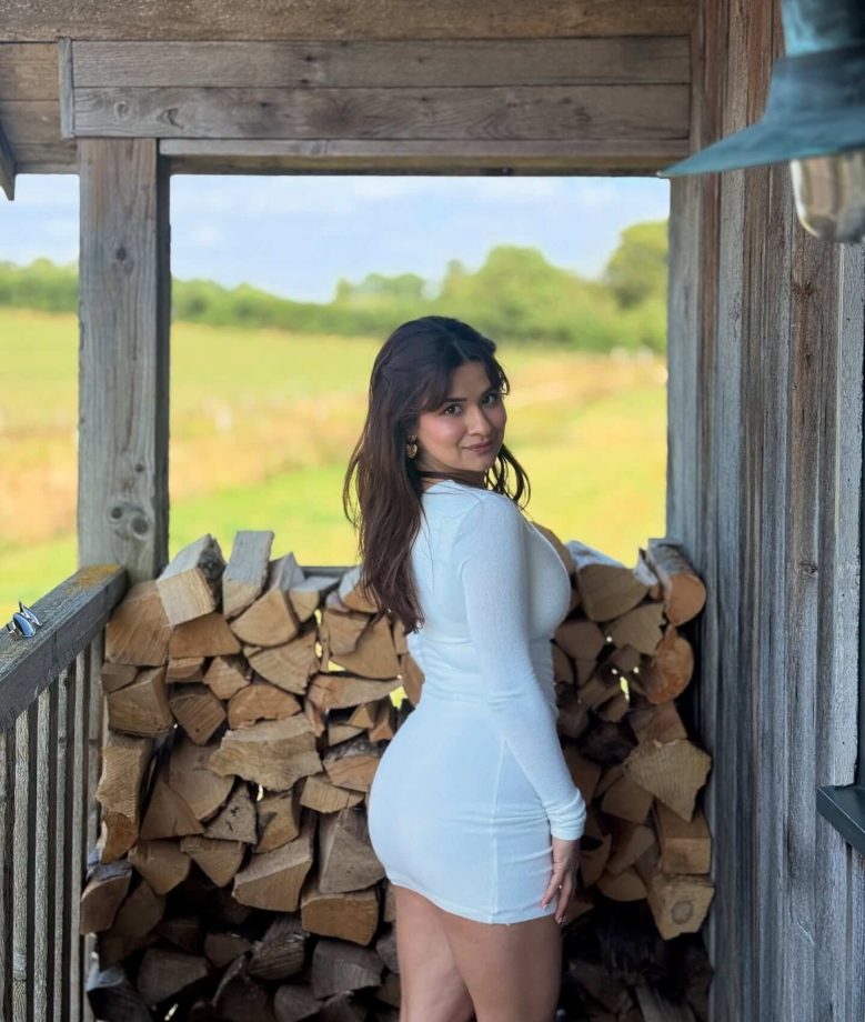 Avneet Kaur Drops Heat in an Off-Shoulder Body-Hugging Dress 959505