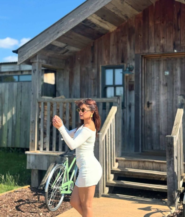 Avneet Kaur Drops Heat in an Off-Shoulder Body-Hugging Dress 959506