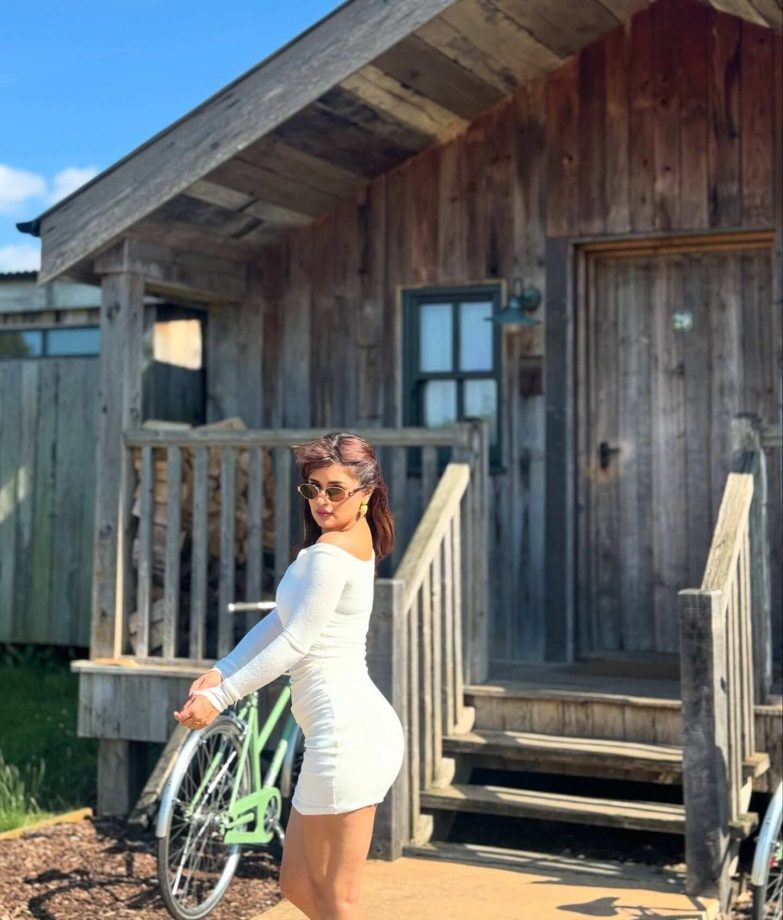 Avneet Kaur Drops Heat in an Off-Shoulder Body-Hugging Dress 959507