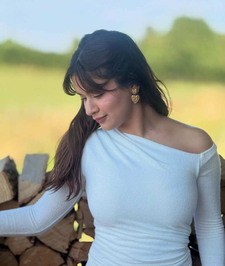 Avneet Kaur Drops Heat in an Off-Shoulder Body-Hugging Dress 959510