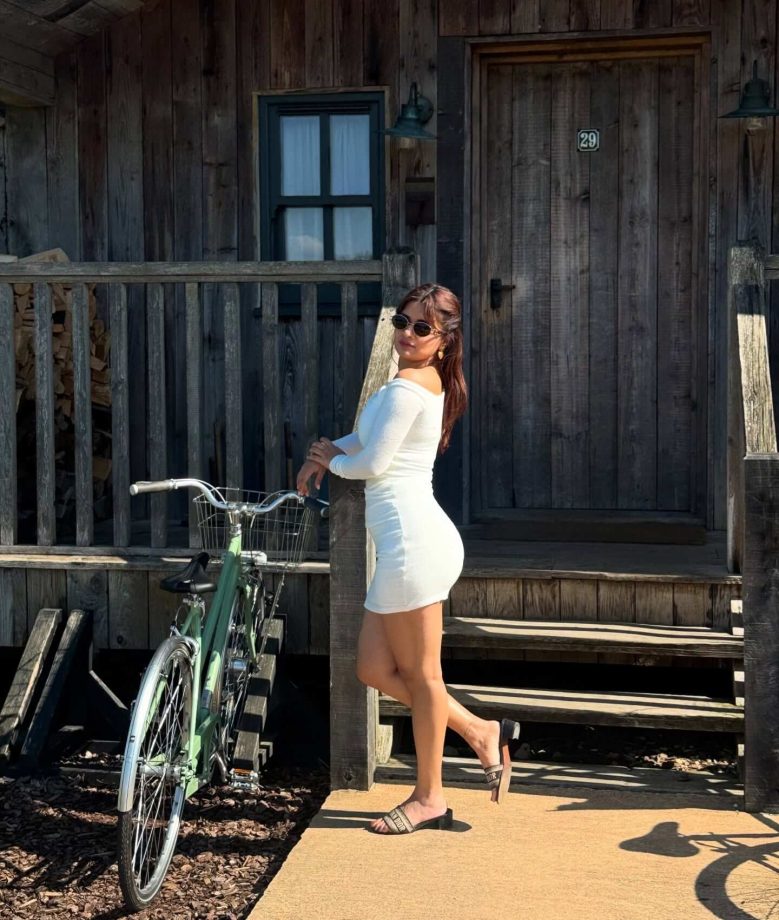 Avneet Kaur Drops Heat in an Off-Shoulder Body-Hugging Dress 959513