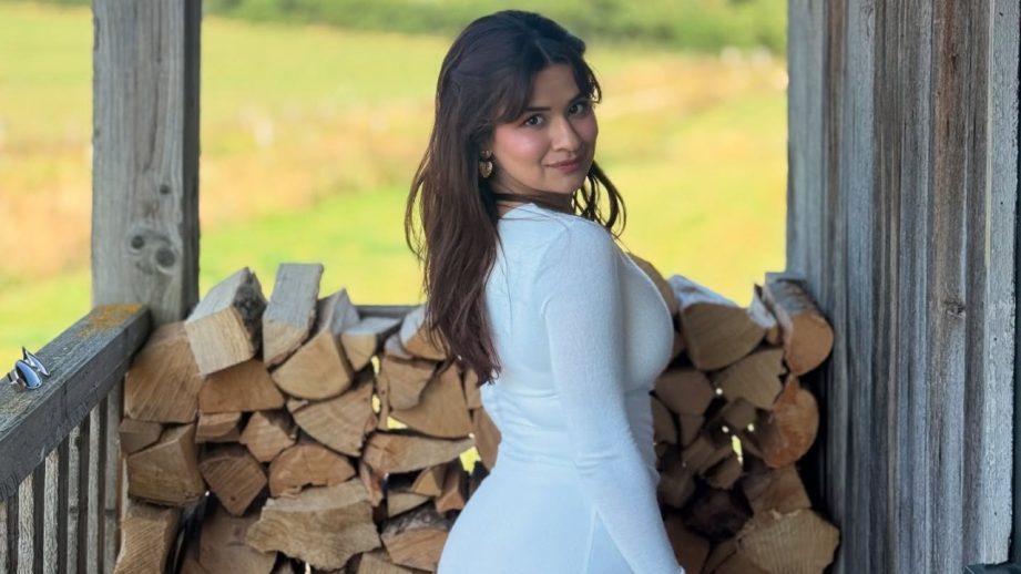 Avneet Kaur Drops Heat in an Off-Shoulder Body-Hugging Dress 959516