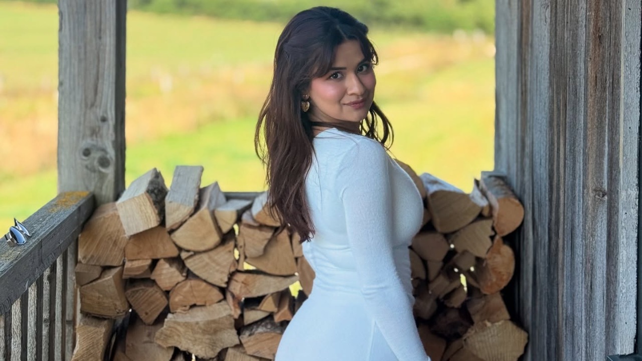 Avneet Kaur Drops Heat in an Off-Shoulder Body-Hugging Dress 959516
