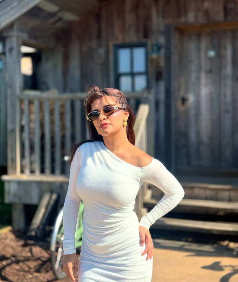Avneet Kaur Drops Heat in an Off-Shoulder Body-Hugging Dress 959499