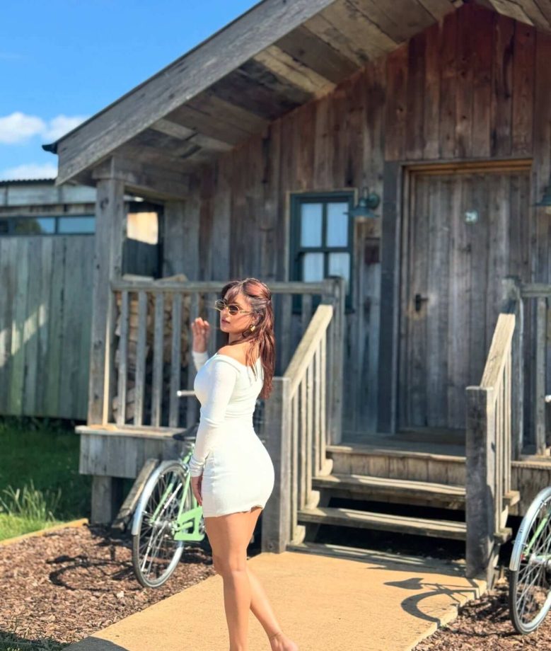 Avneet Kaur Drops Heat in an Off-Shoulder Body-Hugging Dress 959503