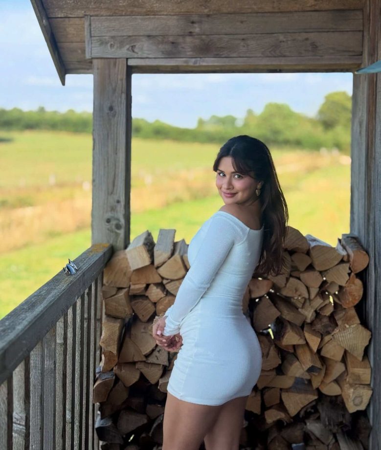 Avneet Kaur Drops Heat in an Off-Shoulder Body-Hugging Dress 959504